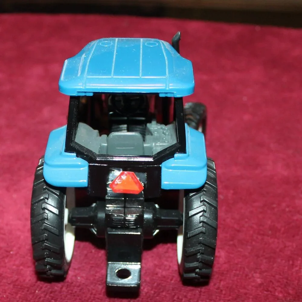 ERTL Die-cast collectible model of a New Holland 8670 tractor